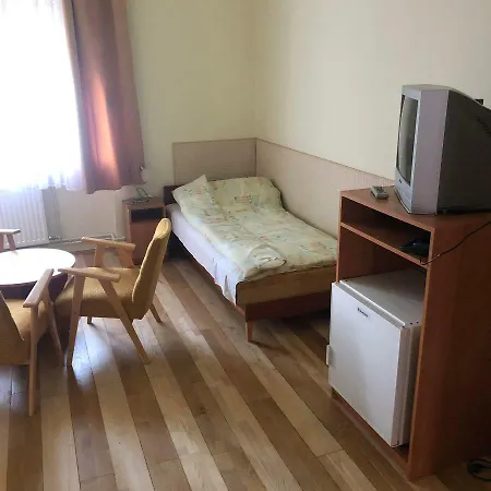 ゲストハウス Kicsi Gesztenye Apartman Haz *