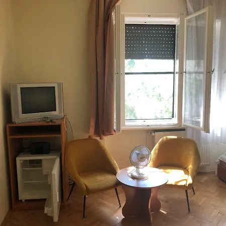 Kicsi Gesztenye Apartman Haz ゲストハウス *