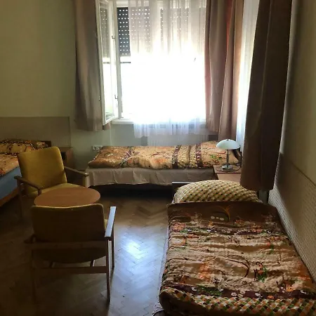 ゲストハウス Kicsi Gesztenye Apartman Haz